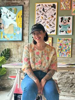 Illustratør Anette Moi (på bildet) ønsket å lage en kopp som representerer håp og mangfold – og som minner oss om at selv små bidrag kan bety mye.