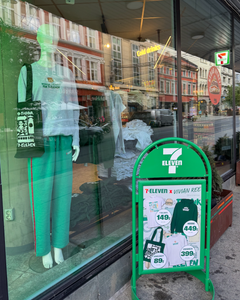 Merch stilt ut i butikkfasaden på 7-Eleven Storgata i Oslo.