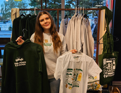 Vivian Ree med egendesignet merch på 7-Eleven Byterminalen i Stavanger.