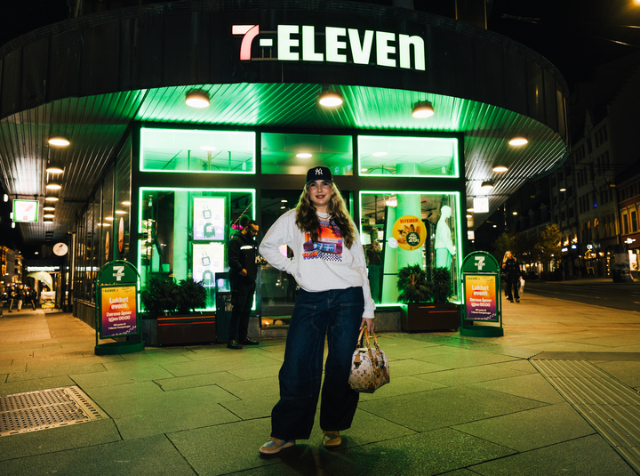 Thea Klingvall i egendesignet merch utenfor 7-Eleven Storgata.