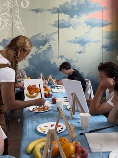 Thea på 7-Eleven sin summercamp i juli. Her holdt hun i et tegne- og malekurs på Mash Studios, hvor hun selv har malt veggene i lokalet.