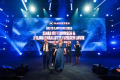 Kåring av årets kjøpmann i Narvesen, Einar Guttormsen og Selina Løvik.