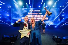 Kåring av årets kjøpmann i Narvesen, Einar Guttormsen og Selina Løvik.