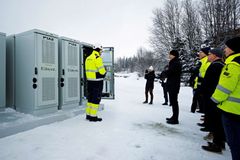 Bilde: Olje- og energiminister Terje Aasland åpner Norges første kommersielle nettbatteri ved Jule industriområde i Lierne Trøndelag.