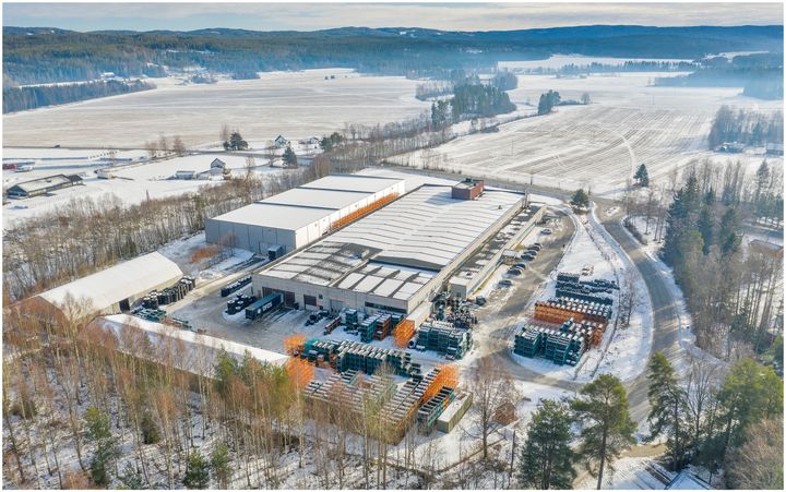 DnB Carnegies bygg i Bruksvegen på Disenå er et av byggene som nå bygges om med solkraft på tak og batteri