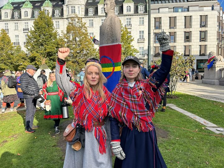 Sajje Solbakk og Ane Margrethe Ugelvik, festivalsjefene i henholdvis Riddu Riđđu og Márkomeannu, er i Oslo for å vise sin støtte til Fosen-aksjonistene.
