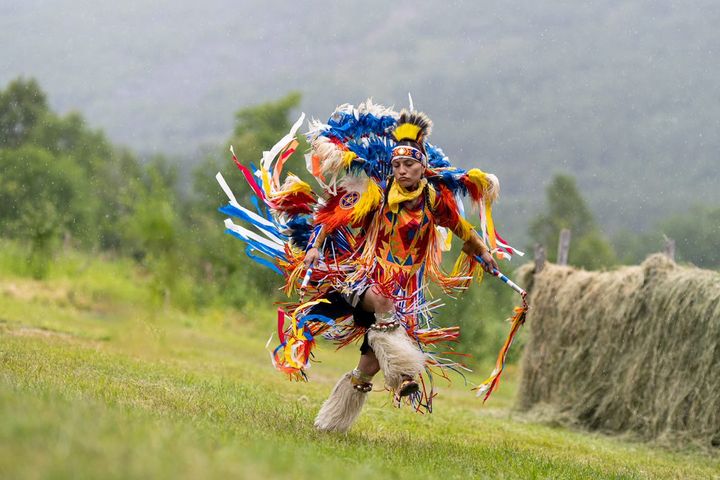 Lakota-dánsejaddji, Sharmaine Weed, dánsesta Riddu Riđu festiválabáikkis. Lakota-álbmogat gudnejahtto Dán jagi davvi álbmogiin 2023s.