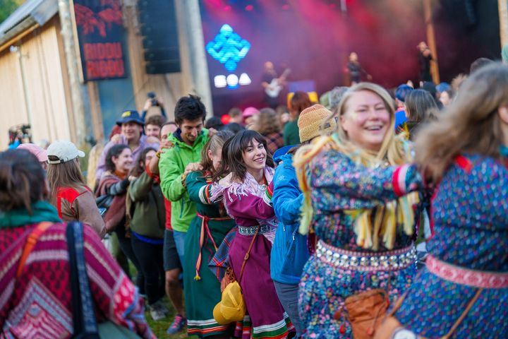 Riddu Riđđu Festivalá med festivalsjef Sajje i spissen ønsker velkommen til et ekstra fargerrikt program med mye spennende innhold å glede seg til.