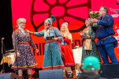 Riddu Riđđu og Senter for Nordlige folk deler ut Buošši-prisen 2024 til Hege Renate Nilsen på scenen, under åpningen av årets Riddu Riđđu festival.