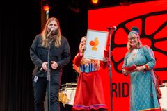 Riddu Riđđu viser stolt frem diplomet for TONO's formidlerpris. Glad festivalsjef og styreleder under åpningen av årets utgave av Riddu Riđđu festival.