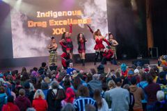 Et av årets høydepunkt, Indigenous Drag Excellence XXL ble en suksess. Her sammen etter de herjet på scenen til jublende publikum.