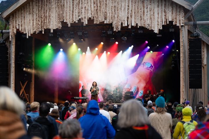 Riddu Riđđu samler presidentkandidatene til debatt. Bilde tatt under festivalen i 2024 på konserten til Jeremy Dutcher.