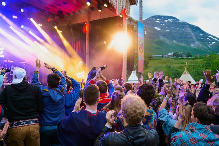 God stemning under konserten med Intrigue som var tilbake på scene under Riddu Riđđu festivalen 2025.
