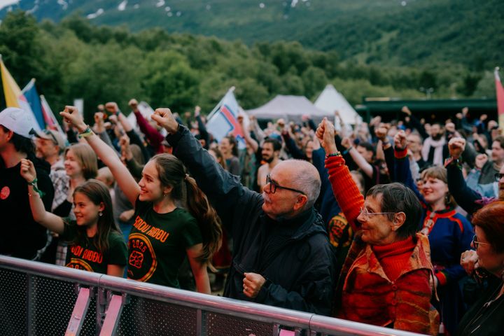Riddu Riđđu søker etter ny festivalsjef. Stillingen har et åremål på 4 år, så festivalen i 2026 blir nåværende festivalsjef, Sajje Solbakk, sin siste festivalavvikling.