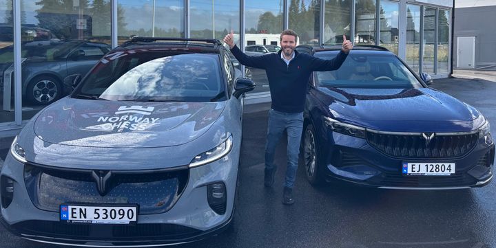 Andreas Schøyen i Glommen Bil viser frem sine nye VOYAH-modeller