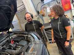 Iselin og kollega Even Børsheim skrur på elbiler og biler med forbrenningsmotorer. De påpeker at alle nyere biler har mye elektronikk som krever annen kompetanse enn tidligere.