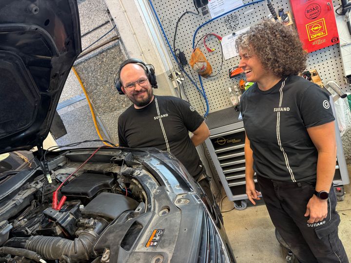 Iselin og kollega Even Børsheim skrur på elbiler og biler med forbrenningsmotorer. De påpeker at alle nyere biler har mye elektronikk som krever annen kompetanse enn tidligere.