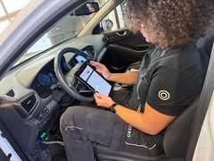 Mye av arbeidet består av å finne den rette diagnosen før feil kan utbedres. Da bruker Iselin og hennes kolleger dataverktøy.