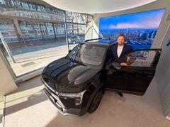 Salgssjef i Electric Way, Fredrik Bjølgerud, med nye Dongfeng Vigo