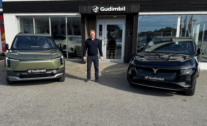 Petter Gudim med biler fra Dongfeng og Voyah