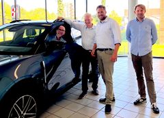 (Fra venstre) Ådne I. Berge, konsernleder i Bilgruppen, Tormod Kvam nettverksansvarlig i Electric Way, Fredrik Bjølgerud, salgssjef i Electric Way og Andreas A. Spanne, daglig leder i Haugaland Bilsenter gleder seg til å kunne tilby biler fra VOYAH, GAC og Dongfeng til kunder på Haugalandet.