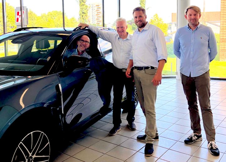 (Fra venstre) Ådne I. Berge, konsernleder i Bilgruppen, Tormod Kvam nettverksansvarlig i Electric Way, Fredrik Bjølgerud, salgssjef i Electric Way og Andreas A. Spanne, daglig leder i Haugaland Bilsenter gleder seg til å kunne tilby biler fra VOYAH, GAC og Dongfeng til kunder på Haugalandet.