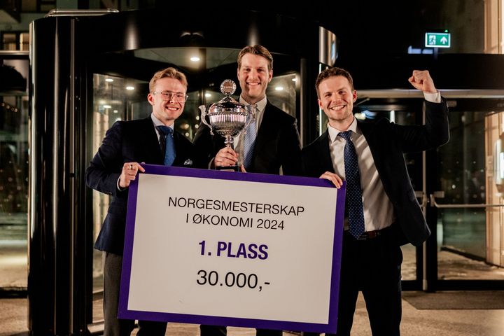 Full jubel: Vinnertrioen kunne heve pokalen etter en intens finalerunde. Håkon Grønning (t.v), Sander Nærum (midten), Magnus Sollid (t.h).