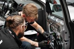 BEHOV FOR NYE SPESIALISTER: Utdanning innen bilfag kombinerer skole og praksis, og byr på en lang rekke valgmuligheter ut fra egne interesser.