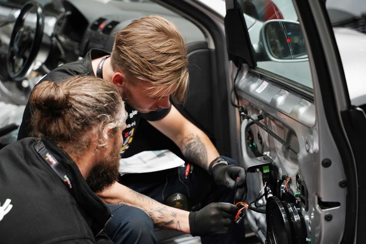 BEHOV FOR NYE SPESIALISTER: Utdanning innen bilfag kombinerer skole og praksis, og byr på en lang rekke valgmuligheter ut fra egne interesser.