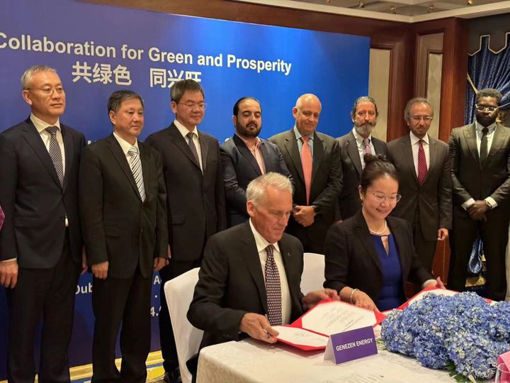 Hengyuan Dongli Ny energipresident Xian Xiaoli signerer kontrakt på Verdens fremtidige energitoppmøte, Abu Dhabi