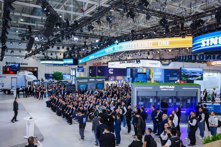 Dette bildet viser produktlanseringsarrangementet til Shandong Heavy Industry Group på IAA Transportation 2026 i Hannover, Tyskland. (Foto levert av Shandong Heavy Industry Group)