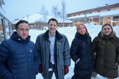 Fire forskere ved siden av hverandre utendørs i vinterlandskap. Foto