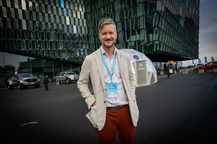 Andreas Raspotnik står utenfor Harpa konsertsted på Island i forbindelse med Arctic Circle Assembly.