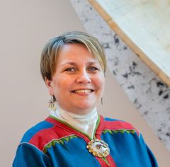 Portrettbilde av kvinne i samedrakt.