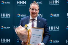 Bjørn Arild Gram med prisen for Årets alumni ved Handelshøgskolen Nord