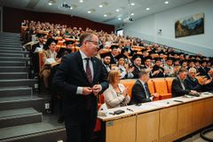 Bjørn Arild Gram mottok i dag prisen Årets alumni ved Handelshøgskolen Nord