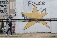 Kvinne ved murvegg i Palestina