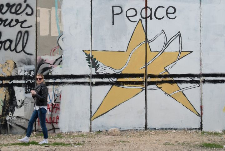 Kvinne ved murvegg i Palestina