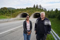 Kvinne og mann foran tunell