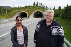Kvinne og mann foran tunell