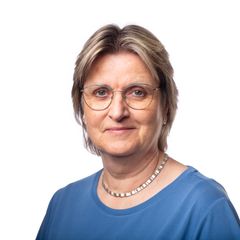 Portrettbilde av voksen kvinne med blå genser.