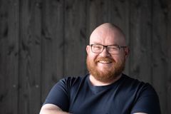 Portrettbilde av voksen mann som smiler.