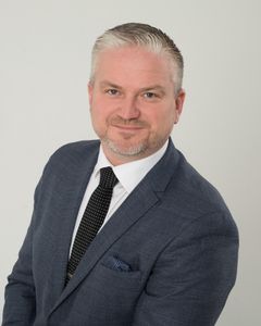 Portrettfoto av voksen mann i dress og slips