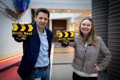 Rådgiver Andrey Kazakov og forsker Elena Sæther viser frem pokal fra Arctic Next Innovation Challenge. Studentkonkurransen ble gjennomført for første gang i høst og videreføres i ArcticNext-prosjektet.