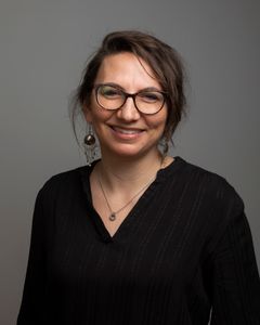 Portrettbilde av voksen kvinne i svart skjorte.