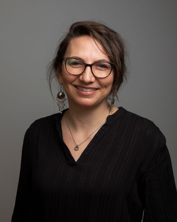 Portrettbilde av voksen kvinne i svart skjorte.