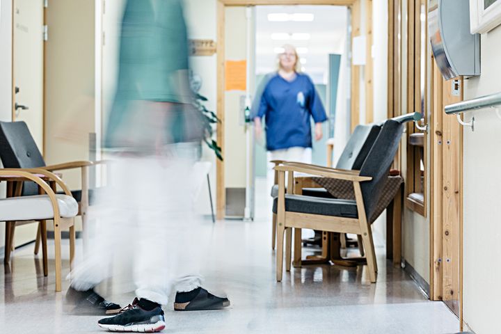 En tryggere hverdag: Forskningsprosjektet «Trygg legemiddelhåndtering i sykehjem: Evaluering av lukket legemiddelsløyfe» fikk nylig nær 15 millioner i støtte fra Forskningsrådet.