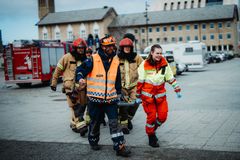 Redningsmannskap som går i høyt tempo under en kriseøvelse