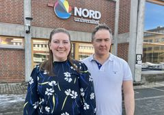 To voksne personer - en kvinne og en mann - foran en bygning. De står ute og det er pent vær.