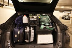 Bagasje stablet riktig bak i et bagasjerom på bilen med luka åpen.